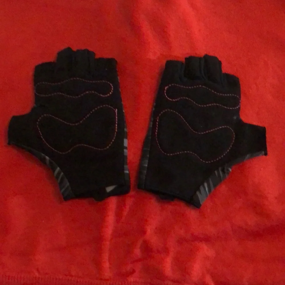 NIKE gloves with no tags. New. Tried but since day 1 couldn’t work. - Picture 2 of 8